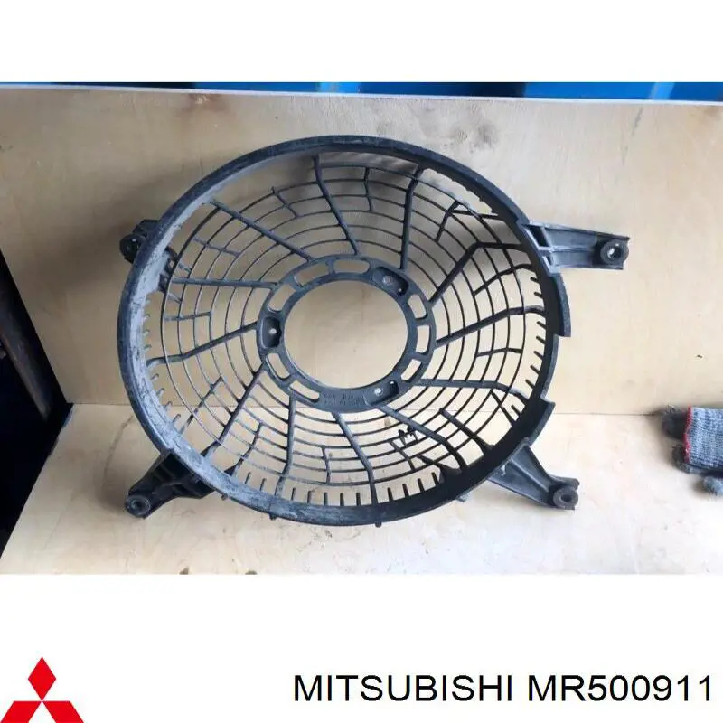 MR500911 Mitsubishi Диффузор радиатора кондиционера, в сборе с крыльчаткой и мотором