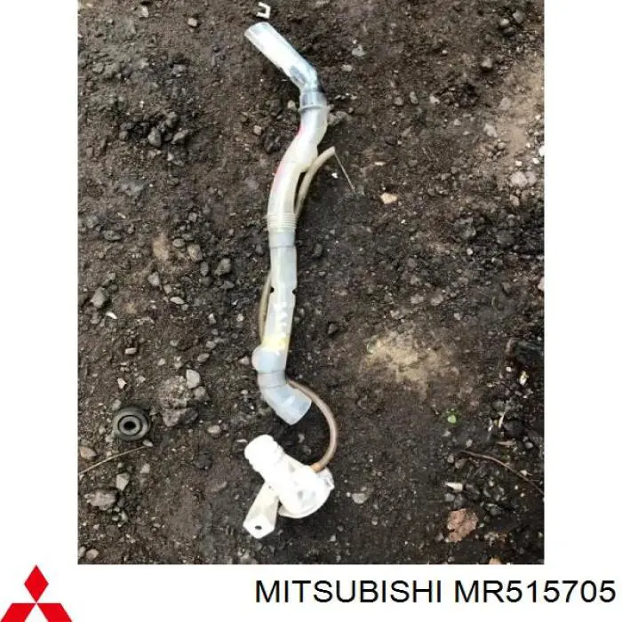 MR515705 Mitsubishi горловина бачка омывателя