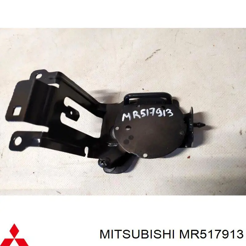 Кронштейн крепления противотуманной фары левой Mitsubishi MR517913 цена, от 38.11 USD
