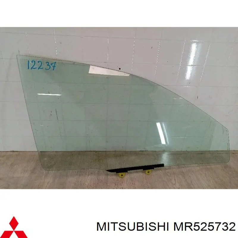 MR525732 Mitsubishi vidro da porta dianteira direita