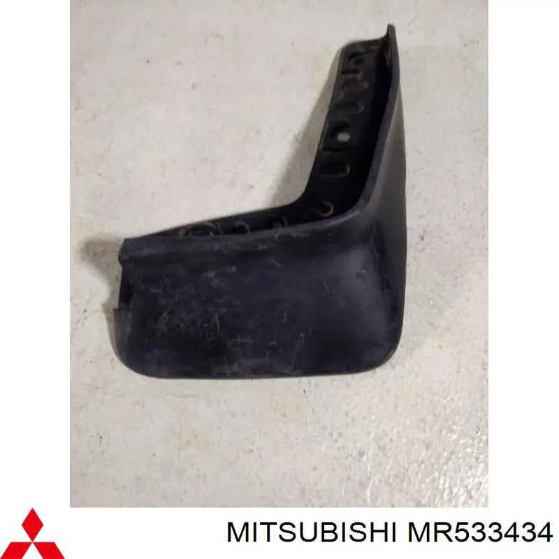 MR533434 Mitsubishi брызговик передний правый