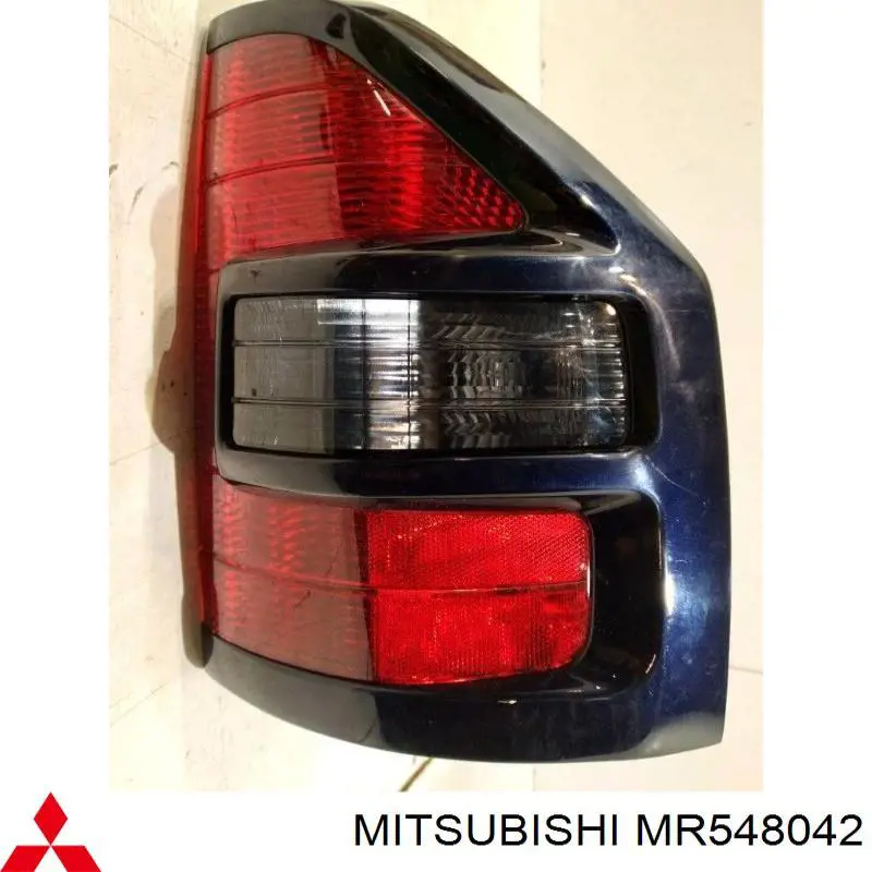 MR548042 Mitsubishi lanterna traseira direita