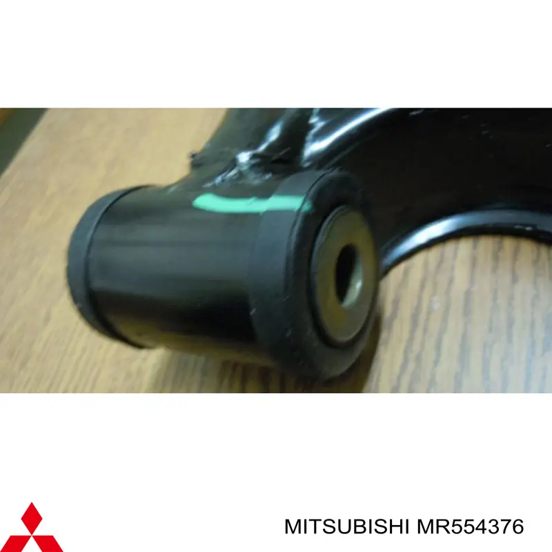 Рычаг передней подвески нижний правый MR554376 Mitsubishi