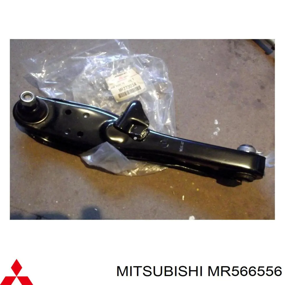 MR566556 Mitsubishi braço oscilante inferior direito de suspensão dianteira