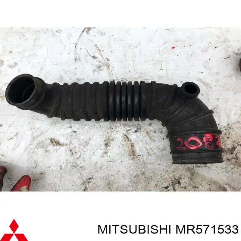 MR571533 Mitsubishi Патрубок воздушный, выход воздушного фильтра
