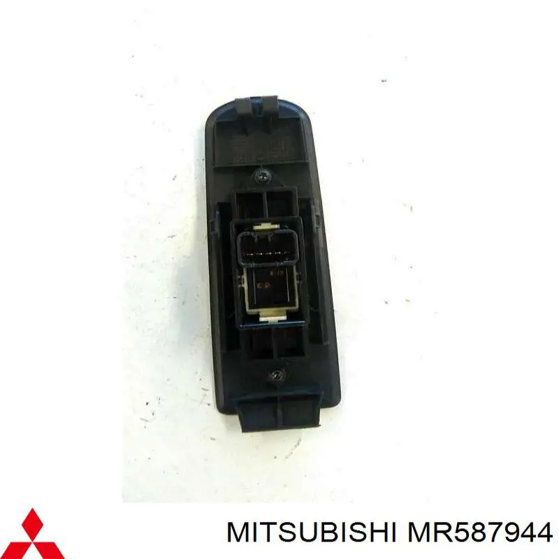 Кнопочный блок управления стеклоподъемником передний правый Mitsubishi MR587944 цена, от 3.18 USD