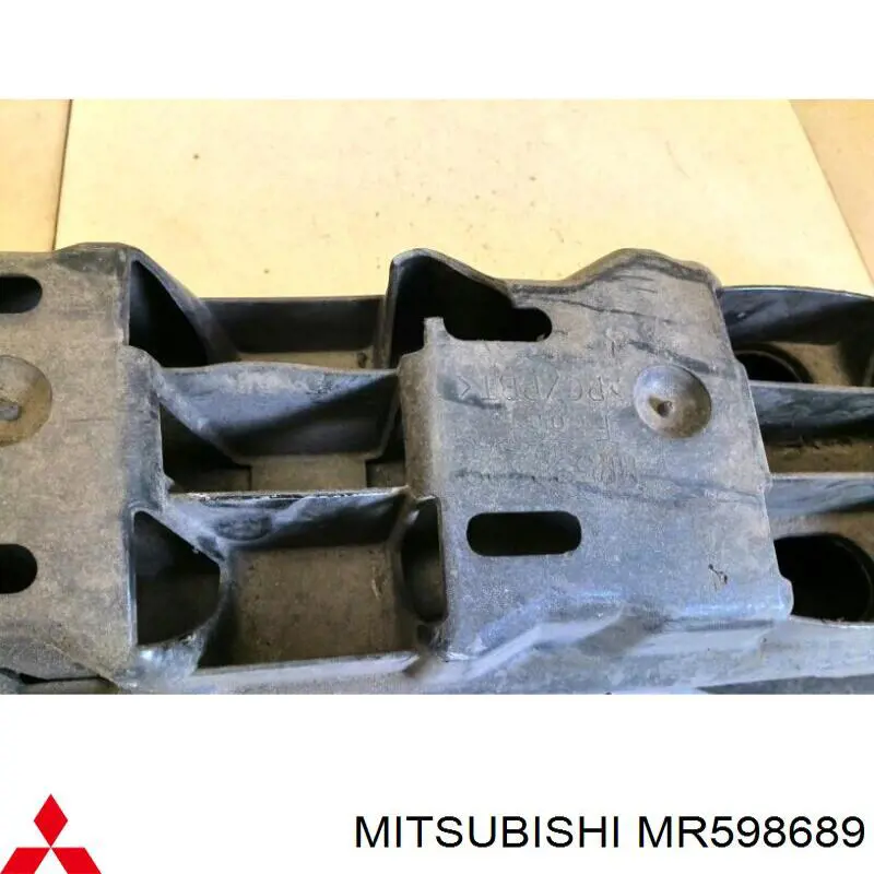 MR598689 Mitsubishi Наполнитель бампера переднего