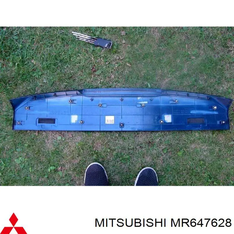 MR647542 Mitsubishi Крыло на багажник