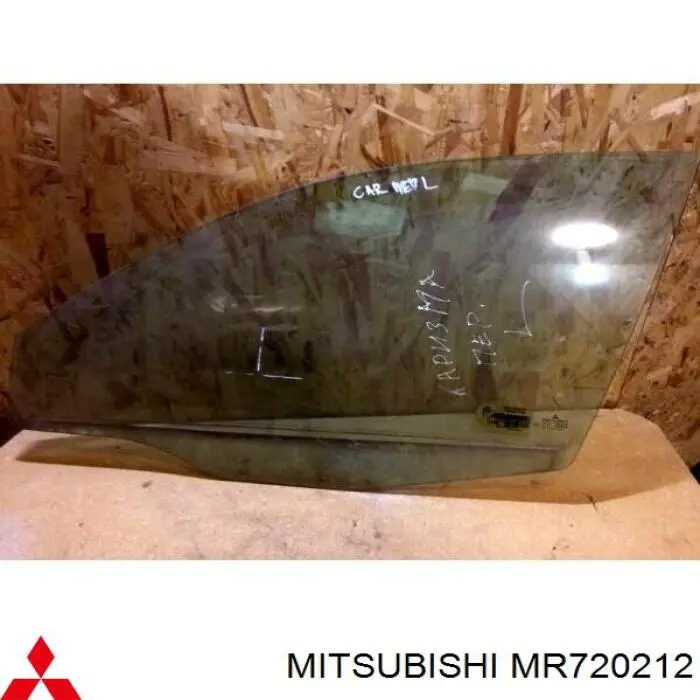 MR720212 Mitsubishi vidro da porta dianteira esquerda
