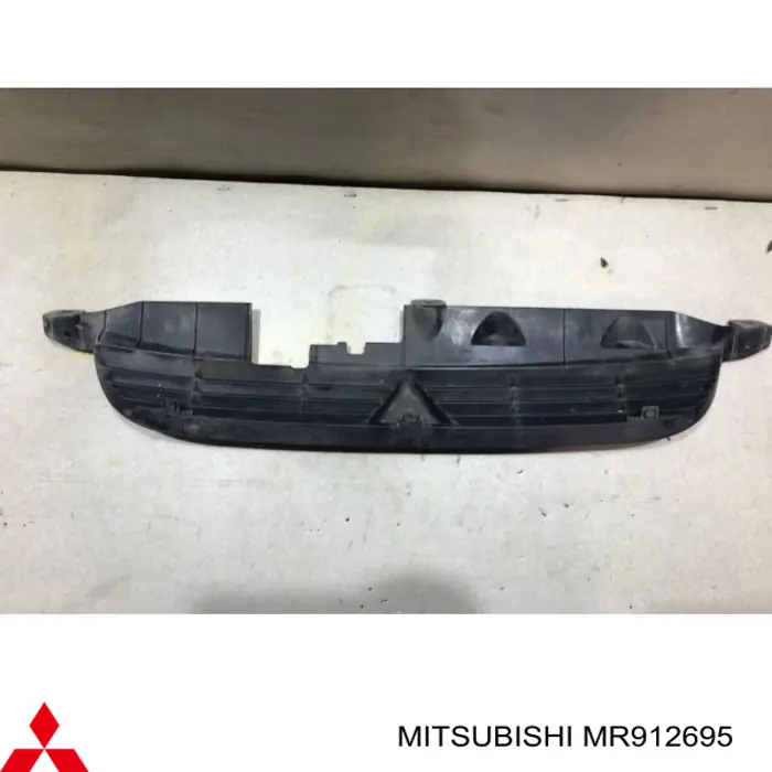 MR912695 Mitsubishi решетка радиатора