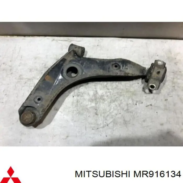 Рычаг передней подвески нижний правый MR916134 Mitsubishi