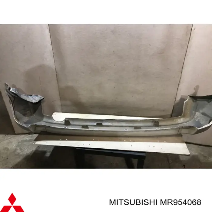 Купить MR954068 Mitsubishi Задний бампер
