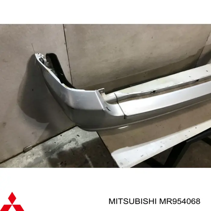 Задний бампер на Mitsubishi Space Star  DG0