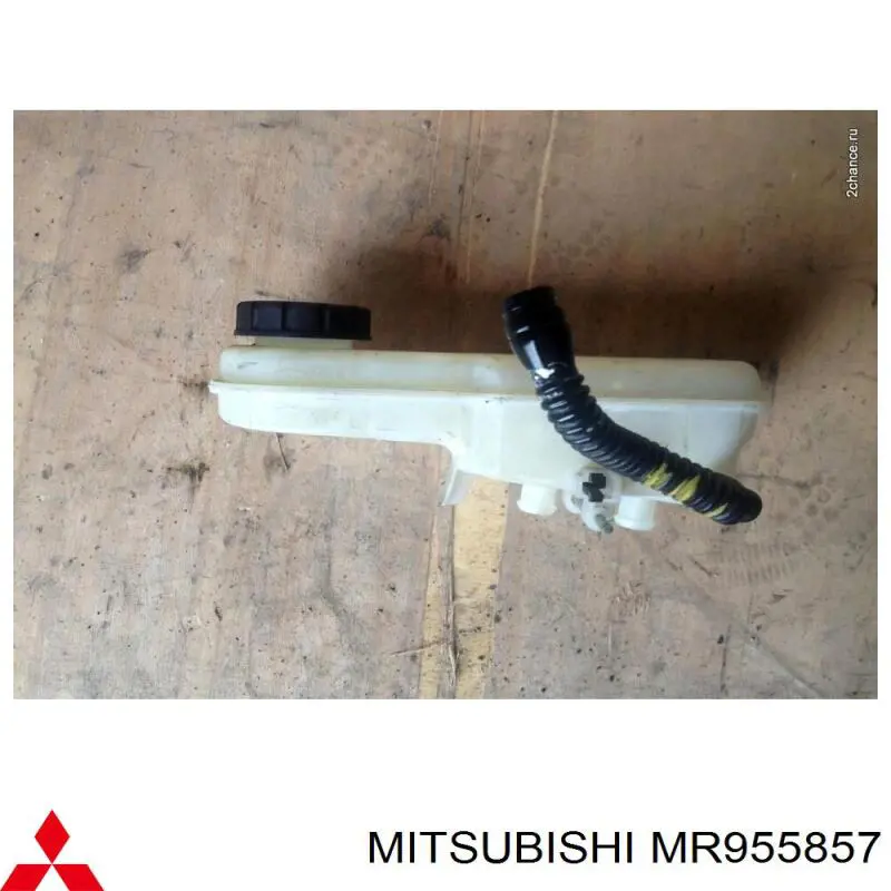 Бачок главного тормозного цилиндра (тормозной жидкости) на Mitsubishi Colt VI 