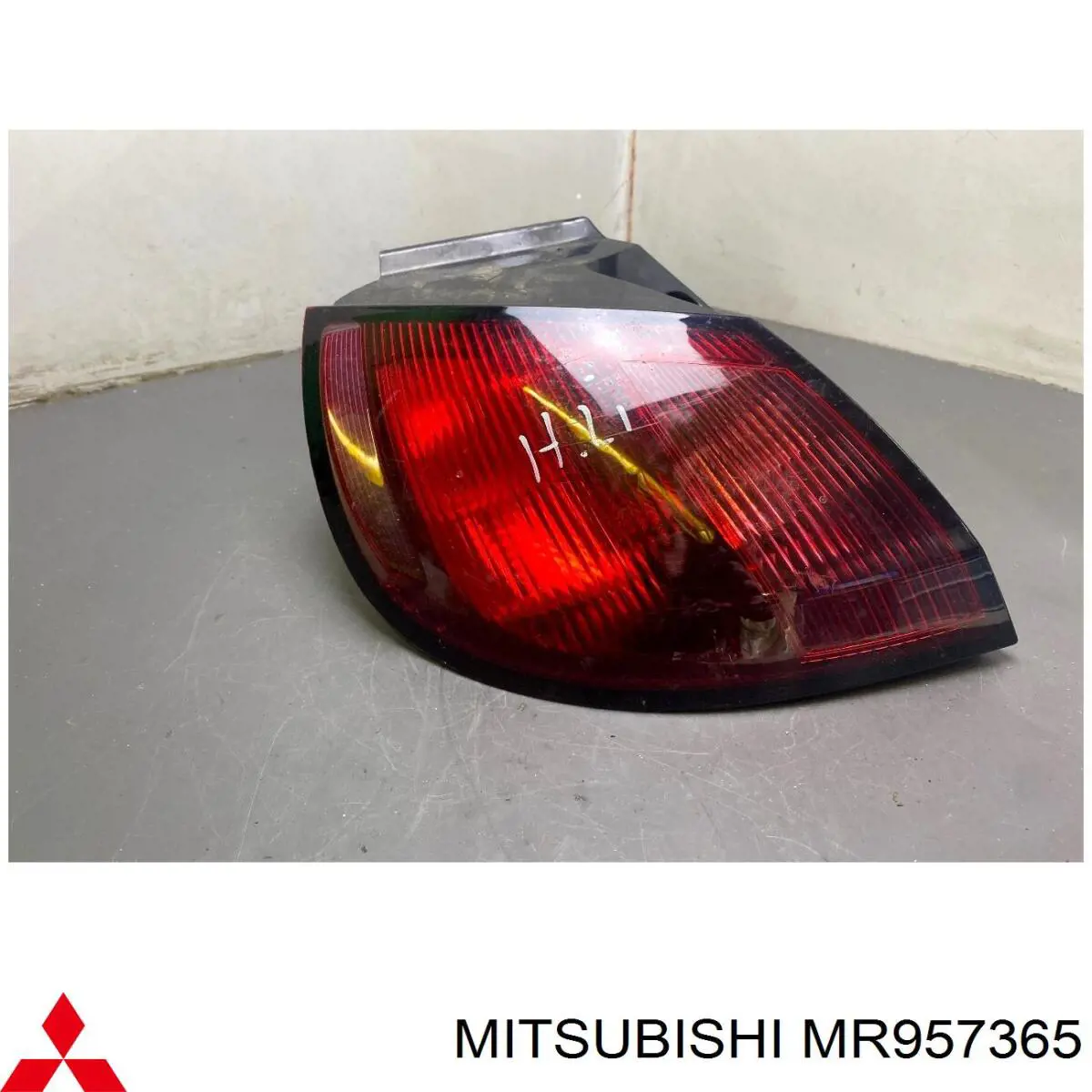 Фонарь задний левый внешний MR957365 Mitsubishi