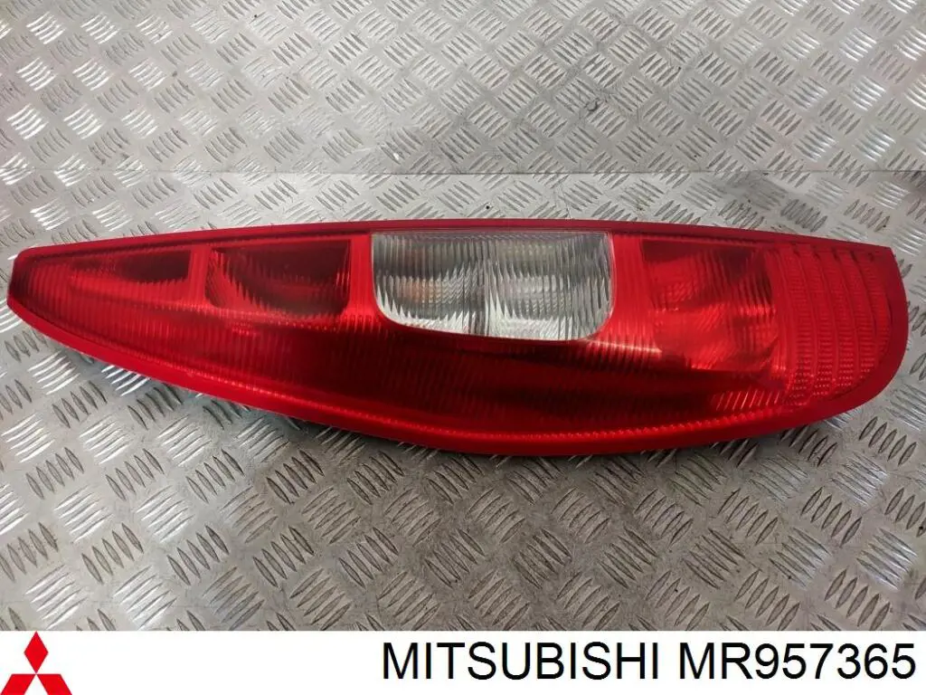 Купить MR957365 Mitsubishi Стоп задний