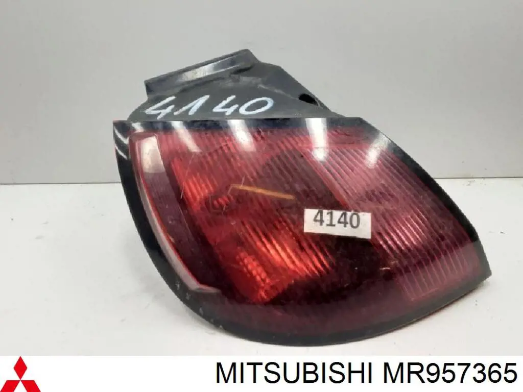 MR957365 Mitsubishi Фонарь задний