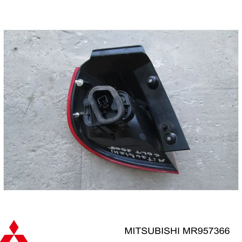 Фонарь задний правый внешний Mitsubishi MR957366