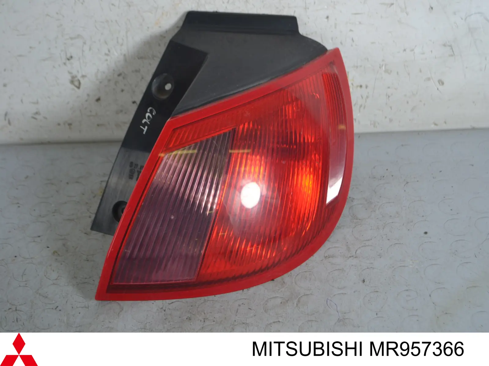 Фонарь задний правый внешний 8331A036 Mitsubishi
