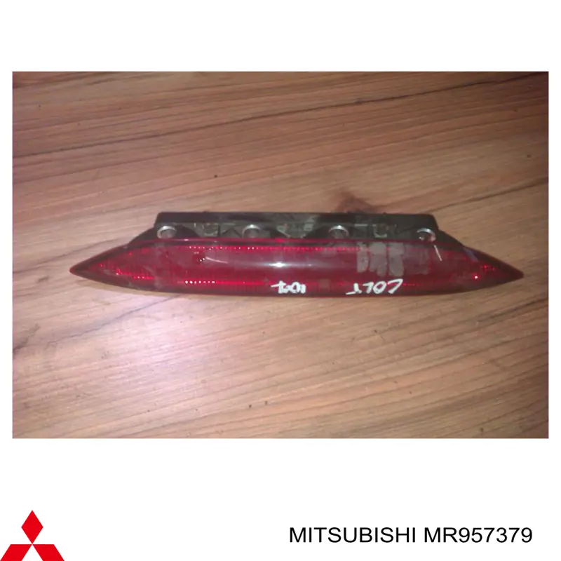 MR957379 Mitsubishi sinal de parada traseiro adicional