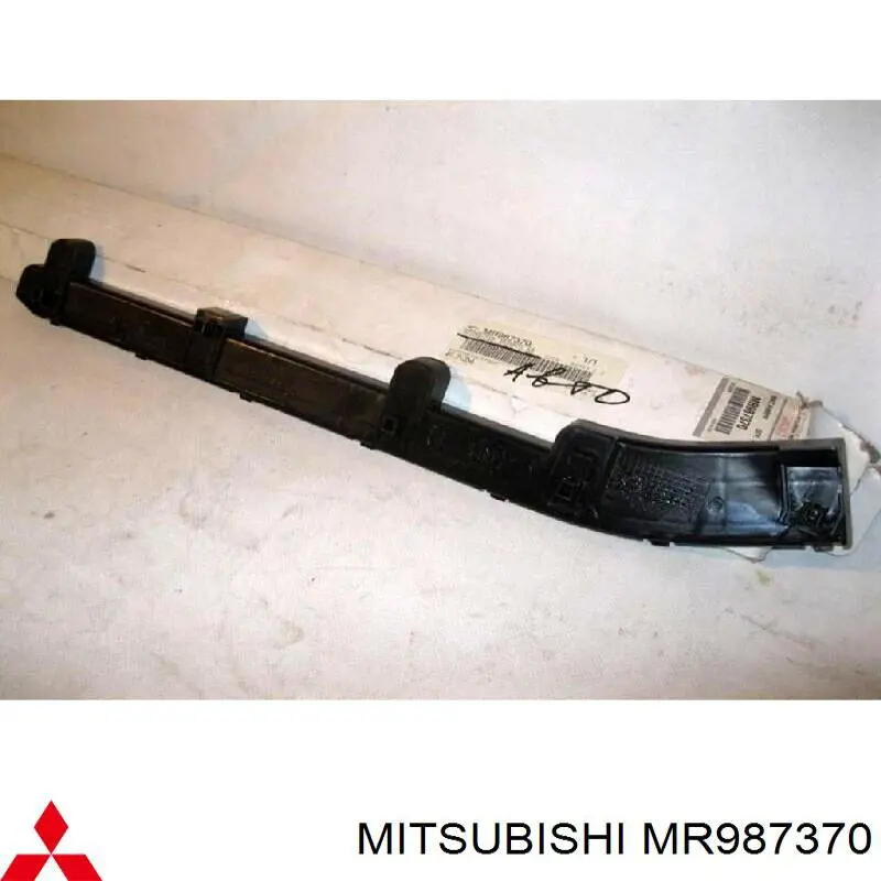 MR987370 Mitsubishi Правое крепление заднего бампера
