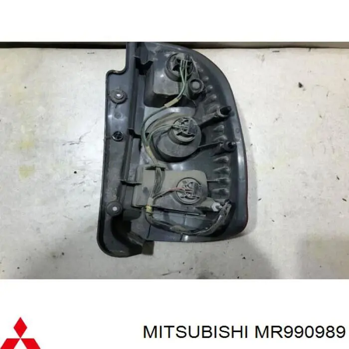 Фонарь задний левый Mitsubishi MR990989