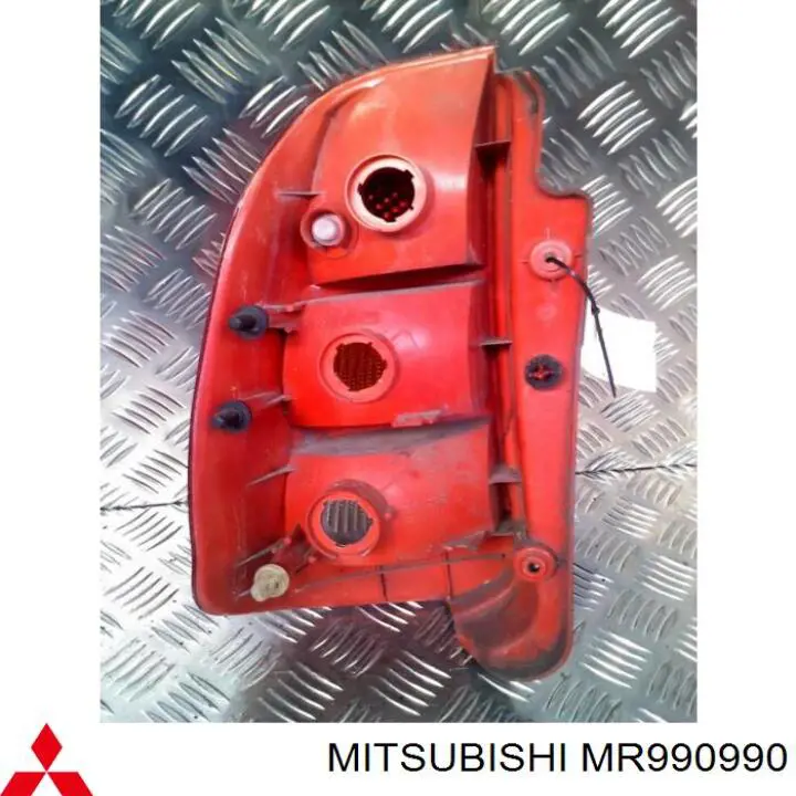 Правый стоп Mitsubishi MR990990