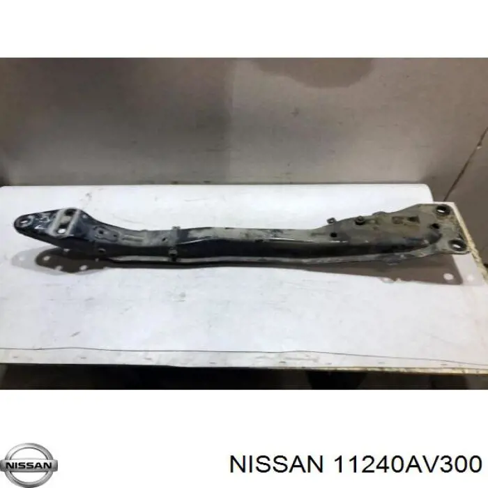 Балка крепления двигателя на Nissan Primera WP12