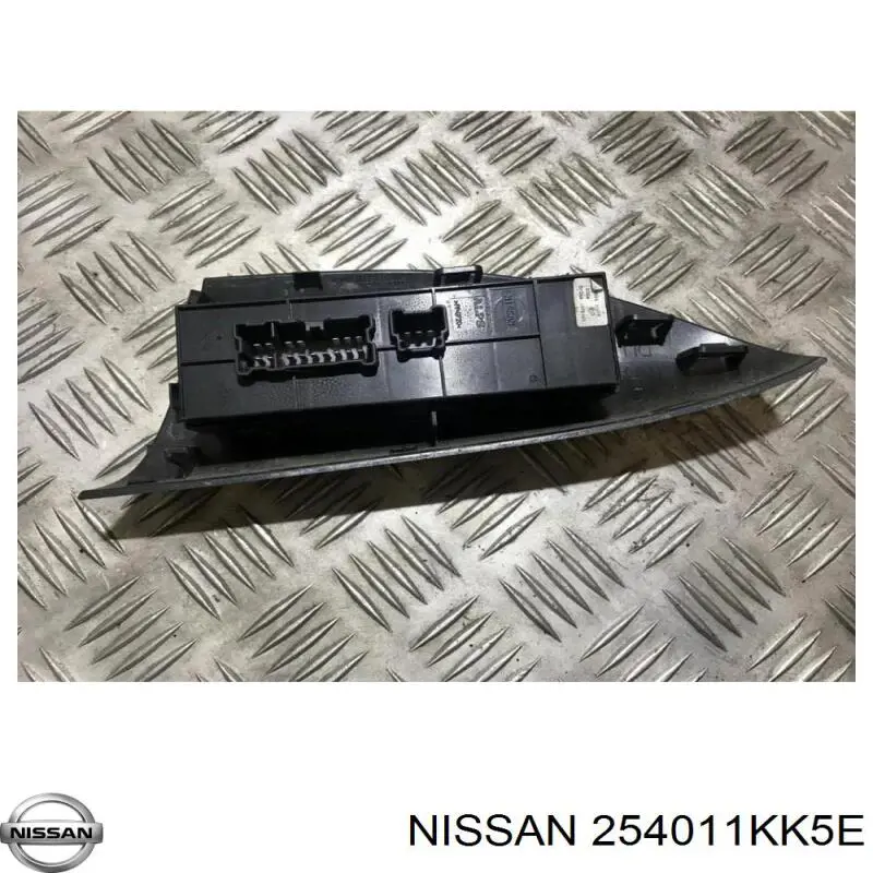 Кнопочный блок управления стеклоподъемником передний правый Nissan/Infiniti 254011KK5E цена, от 29.24 USD