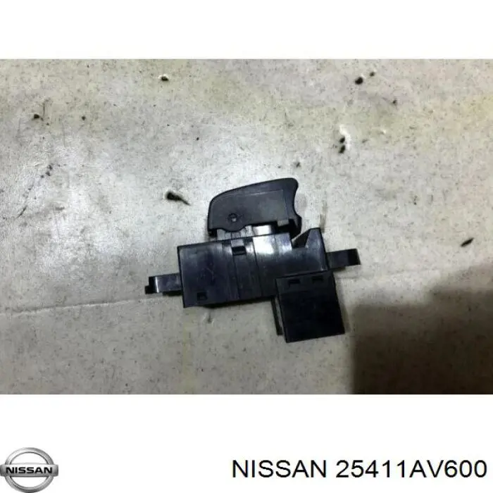 Кнопка включения мотора стеклоподъемника задняя на Nissan Primera P12