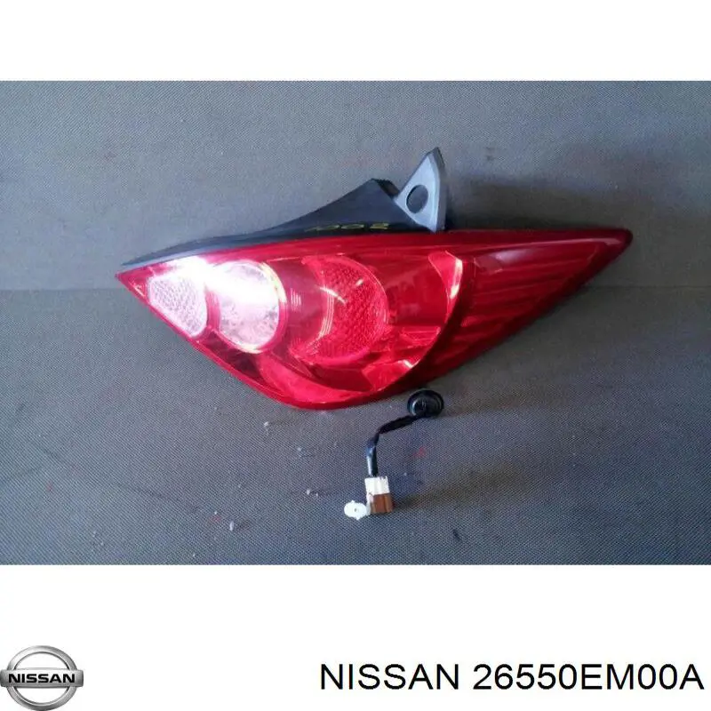 Фонарь задний правый на Nissan Tiida C11X