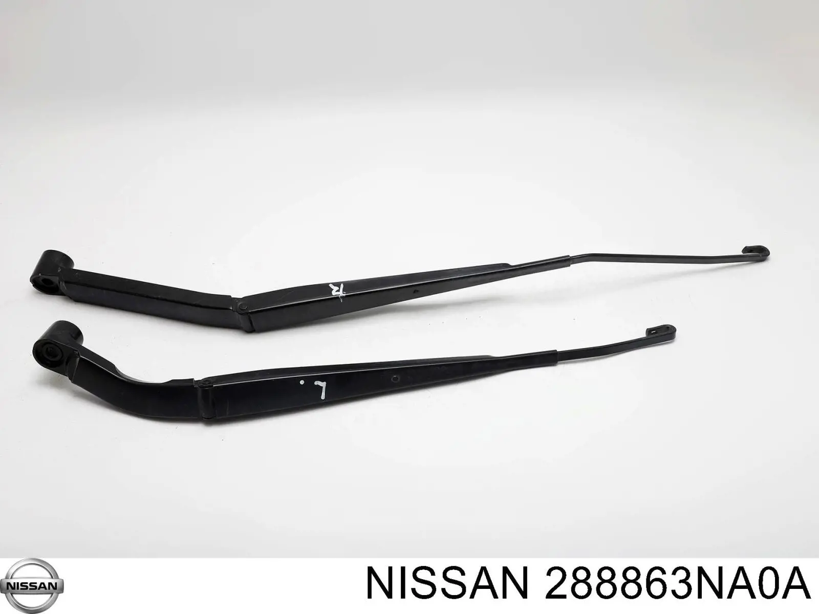 Рычаг-поводок стеклоочистителя лобового стекла на Nissan LEAF ZE0