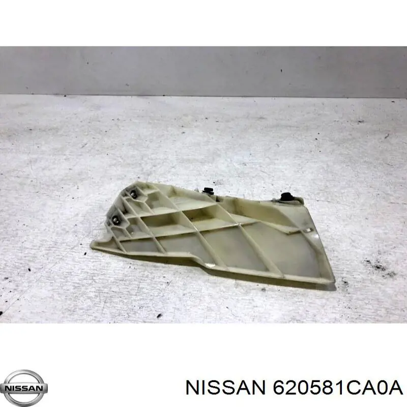 620581CA0A Nissan consola do pára-choque dianteiro direito