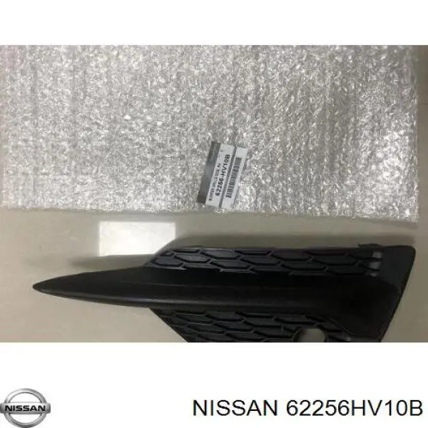 Заглушка (решетка) противотуманных фар бампера переднего правая 62256HV10B Nissan/Infiniti