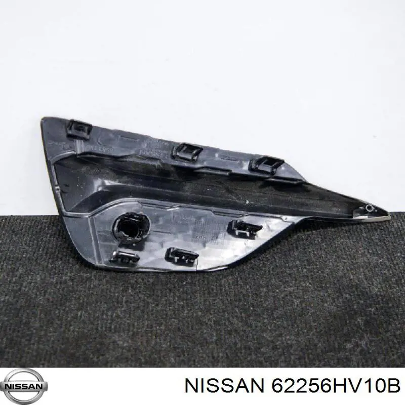 Заглушка (решетка) противотуманных фар бампера переднего правая 62256HV10B Nissan/Infiniti