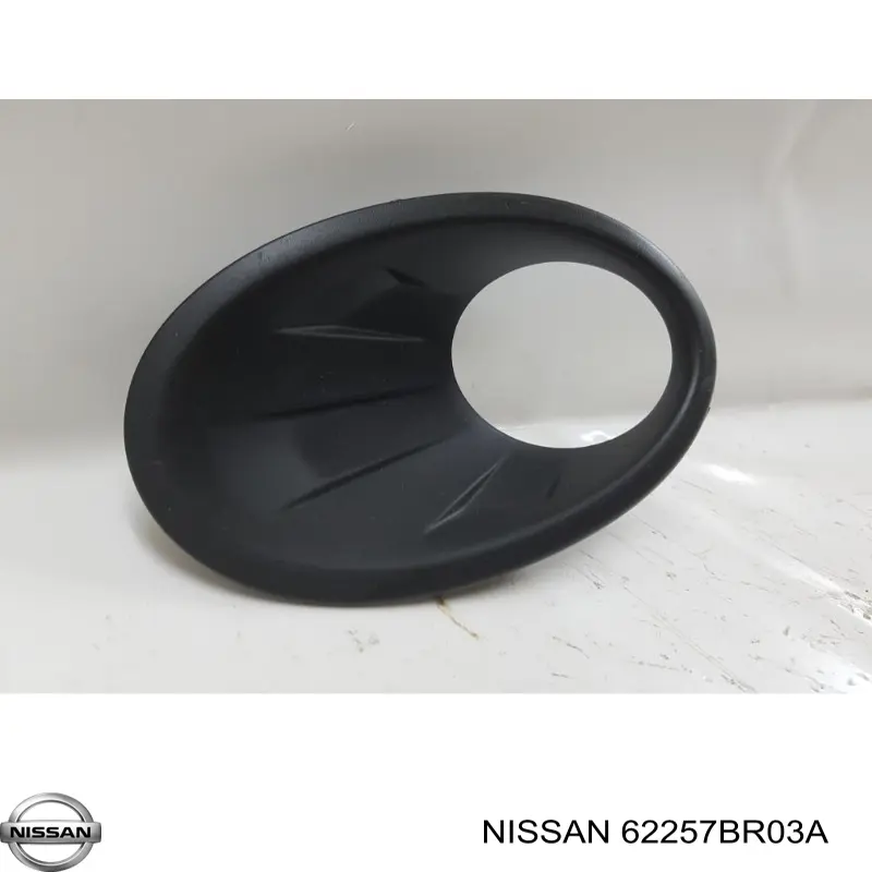 Заглушка (решетка) противотуманных фар бампера переднего левая на Nissan Qashqai +2 