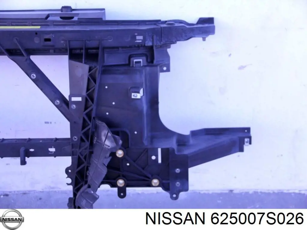 Рамка радиатора 625007S026 Nissan/Infiniti