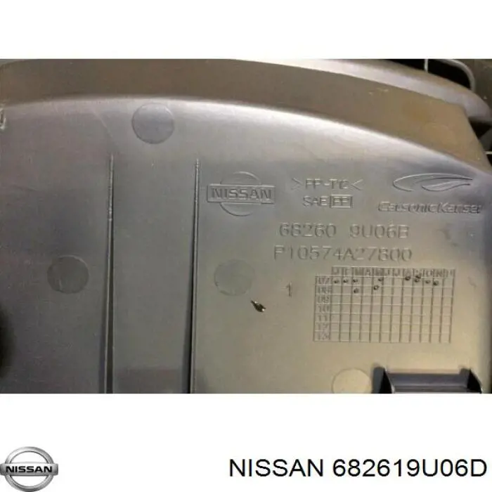 Заглушка (решетка) противотуманных фар бампера переднего правая 682619U06D Nissan/Infiniti