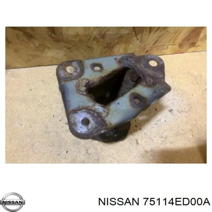 Кронштейн усилителя переднего бампера 75114ED00A Nissan