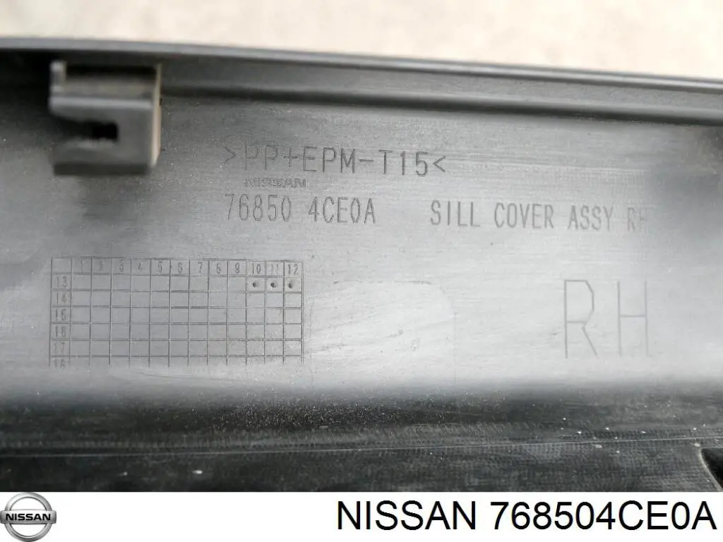 Накладка (молдинг) порога наружная правая 768504CE0A Nissan/Infiniti