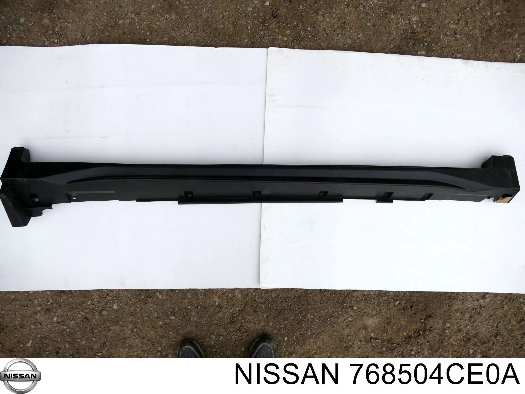 Накладка (молдинг) порога наружная правая Nissan/Infiniti 768504CE0A