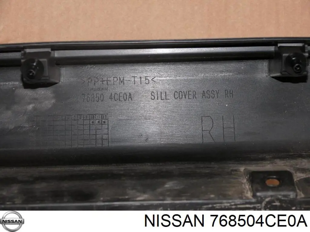 768504CE0A Nissan/Infiniti Накладка наружняя (молдинг) порога, правый