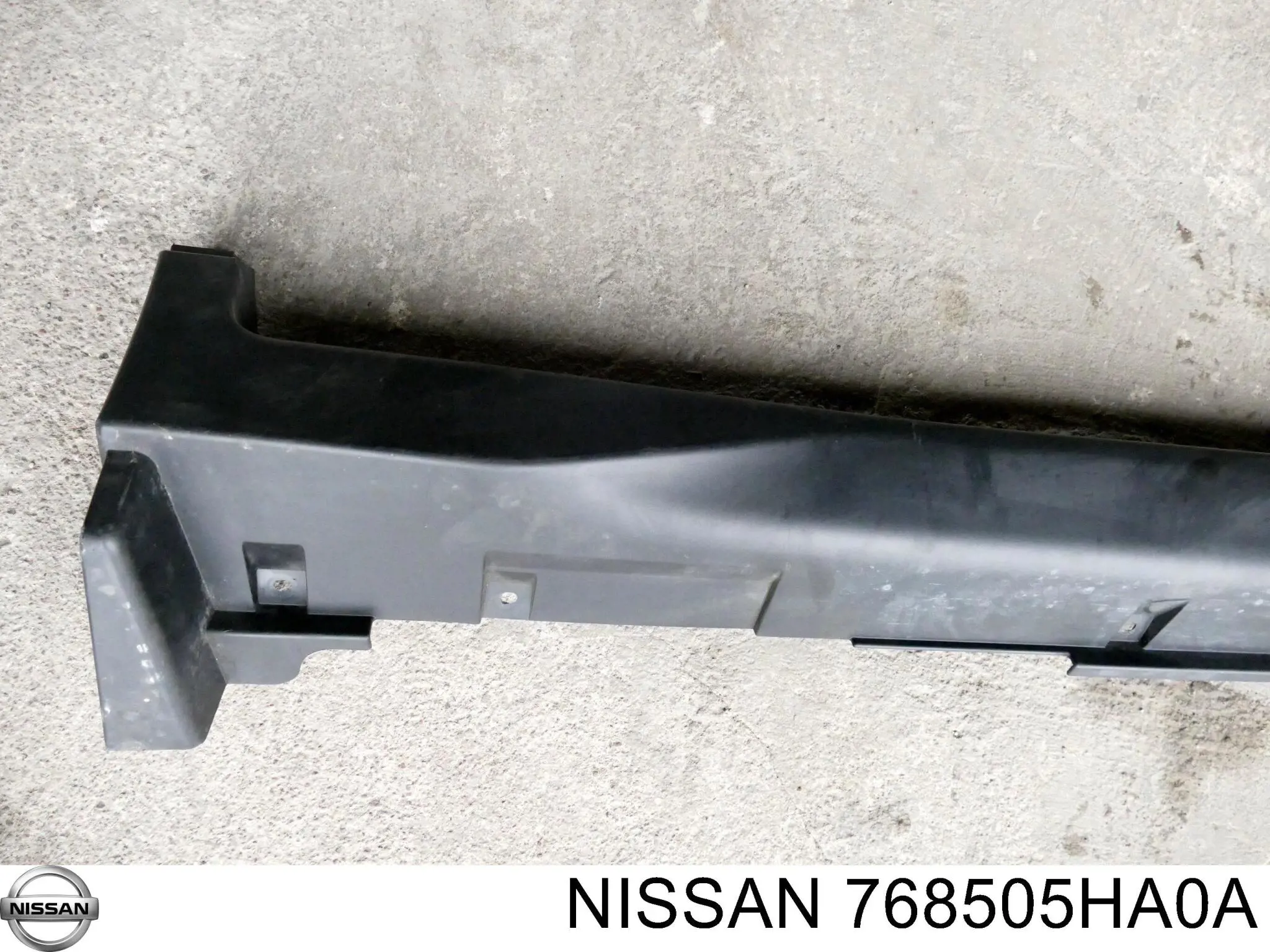 Накладка (молдинг) порога наружная правая Nissan/Infiniti 768505HA0A цена, от 38.01 USD