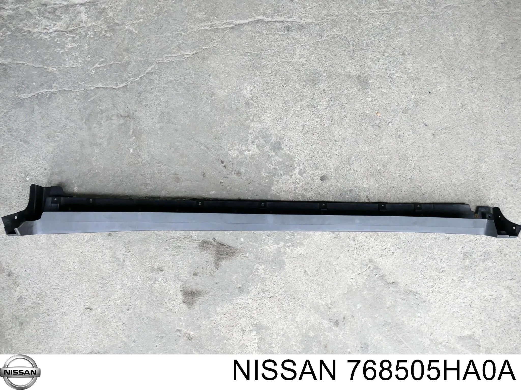 Накладка (молдинг) порога наружная правая Nissan/Infiniti 768505HA0A