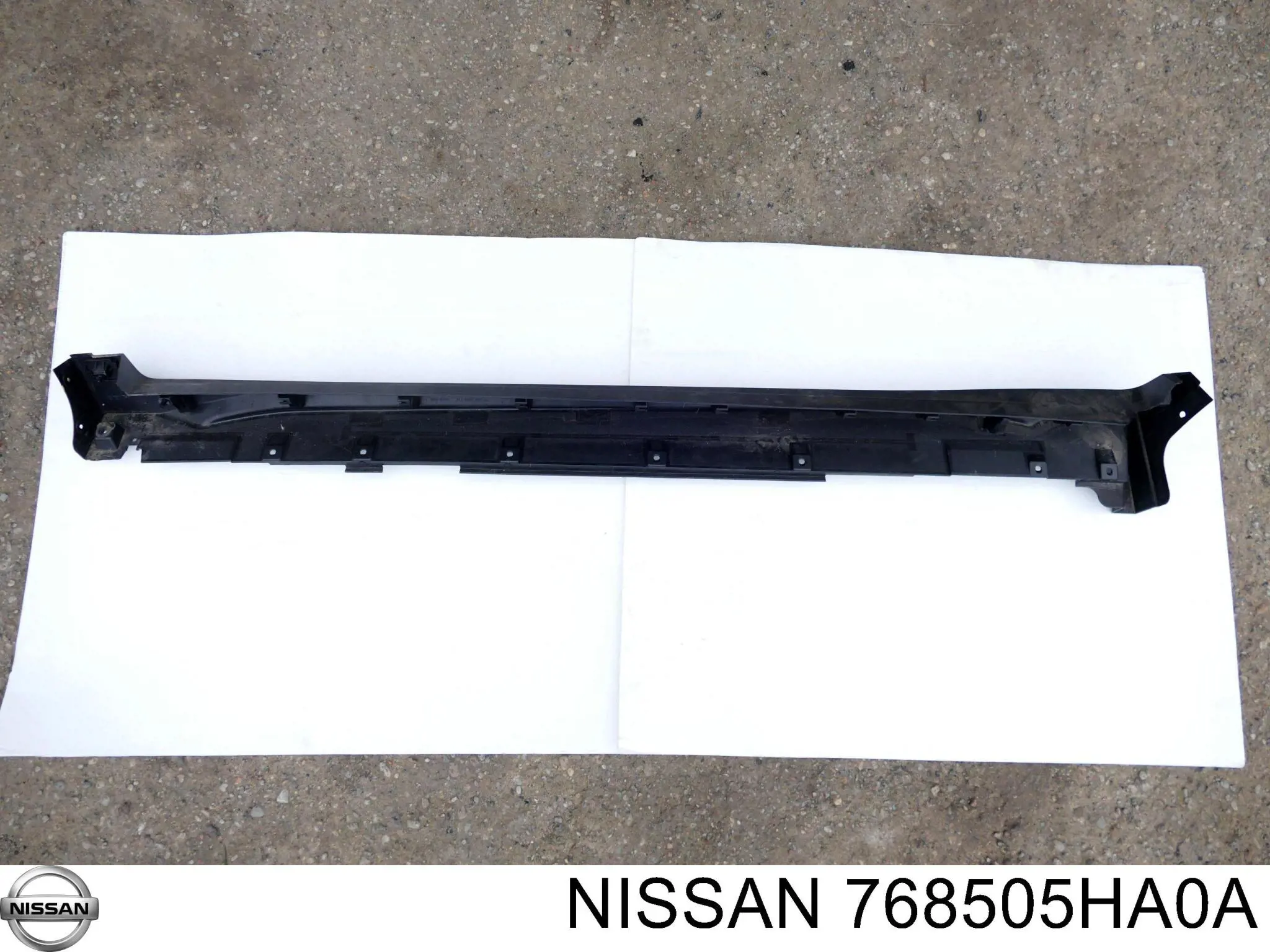 Накладка (молдинг) порога наружная правая Nissan/Infiniti 768505HA0A цена, от 38.01 USD