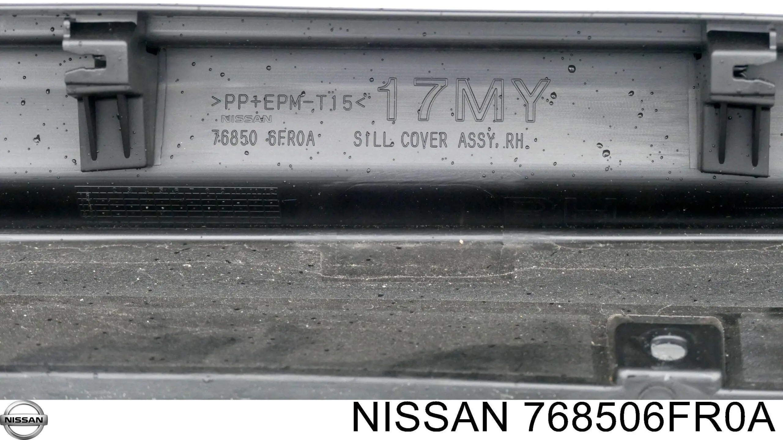 Купить 768506FR0A Nissan/Infiniti Накладка (молдинг) порога наружная правая
