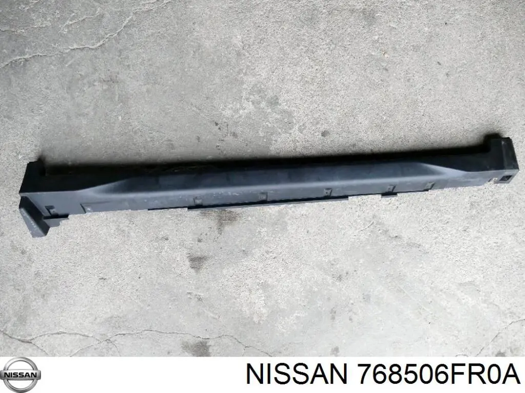Накладка (молдинг) порога наружная правая 768506FR0A Nissan/Infiniti