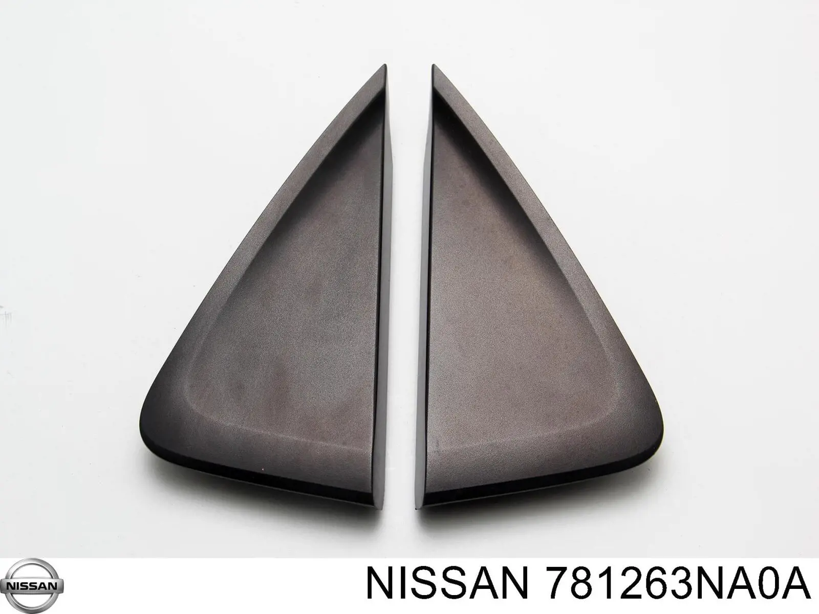 Накладка стойки кузова внешняя задняя правая Nissan 781263NA0A