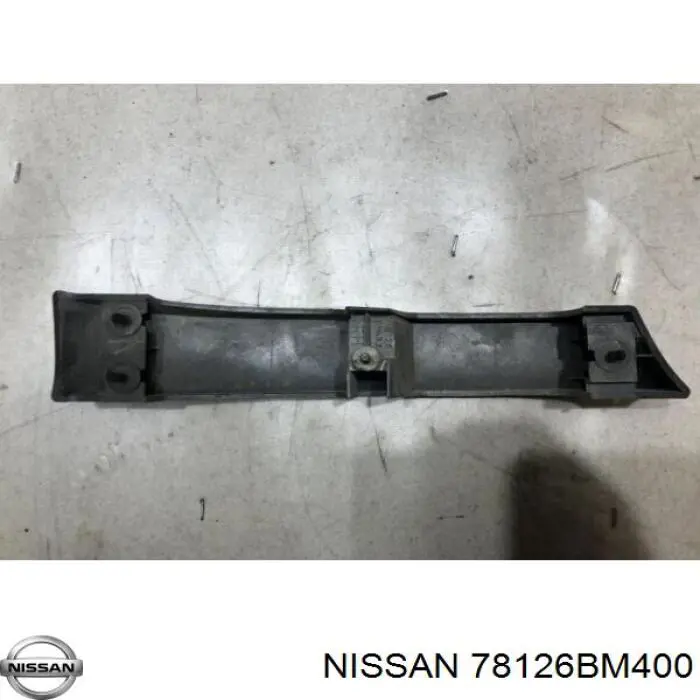 Ресничка (накладка) правой фары на Nissan Almera II 