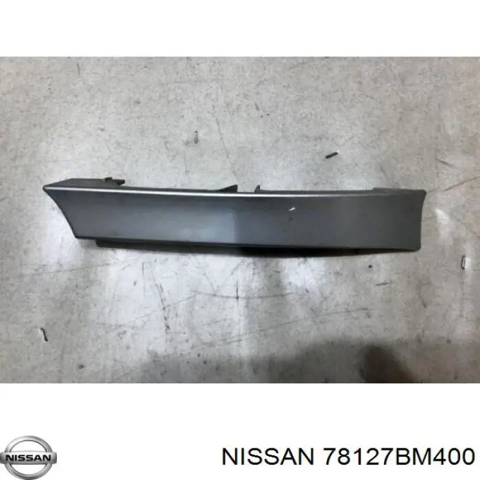 Ripa (placa sobreposta) da luz esquerda para Nissan Almera (N16)